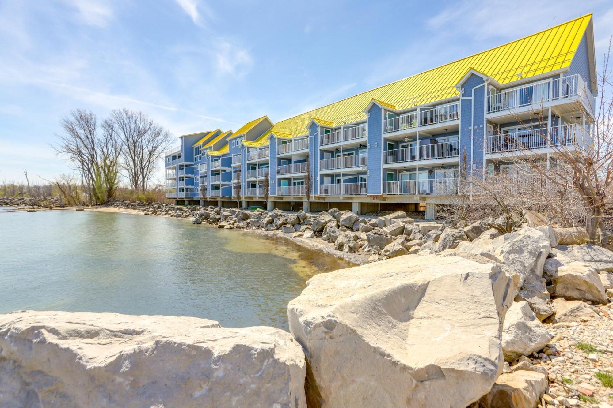 Cozy Lakefront Middle Bass Retreat With Balcony Put-in-Bay Bagian luar foto